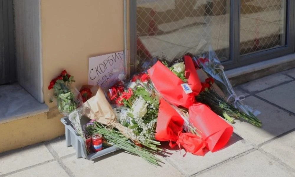 Λουλούδια έξω από το Προξενείο της Ρωσίας για το μακελειό στη Μόσχα